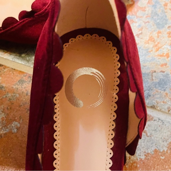 👠Gorgeous Scalloped D’Orsay Style Kitten Heel Felt/Suede-like Burgundy Pumps! - Picture 4 of 15